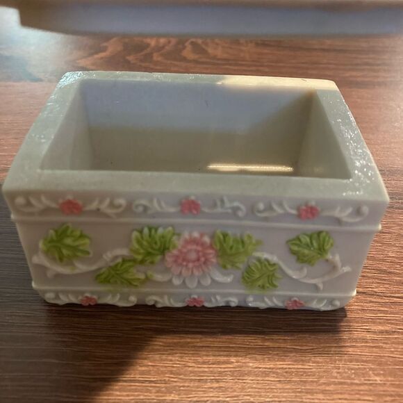 Trinket Box Resin Bunny Rose Accents w/ Blue Bird 3” Wide 4” Tall - Picture 5 of 9